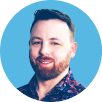 Aaron, personne coprésidente de Pride Forward